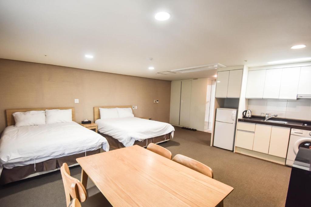 Kuchyň nebo kuchyňský kout v ubytování Dream Jeju Hotel