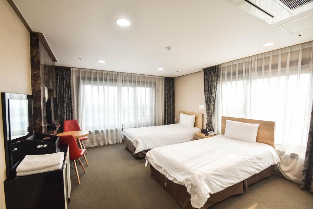 TV a/nebo společenská místnost v ubytování Dream Jeju Hotel