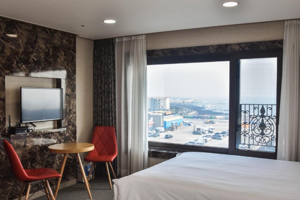 TV a/nebo společenská místnost v ubytování Dream Jeju Hotel