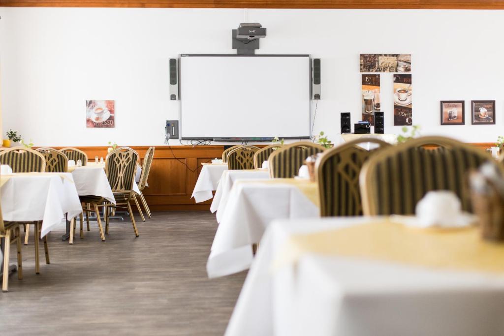 TV a/nebo společenská místnost v ubytování Altwernigeröder Apparthotel