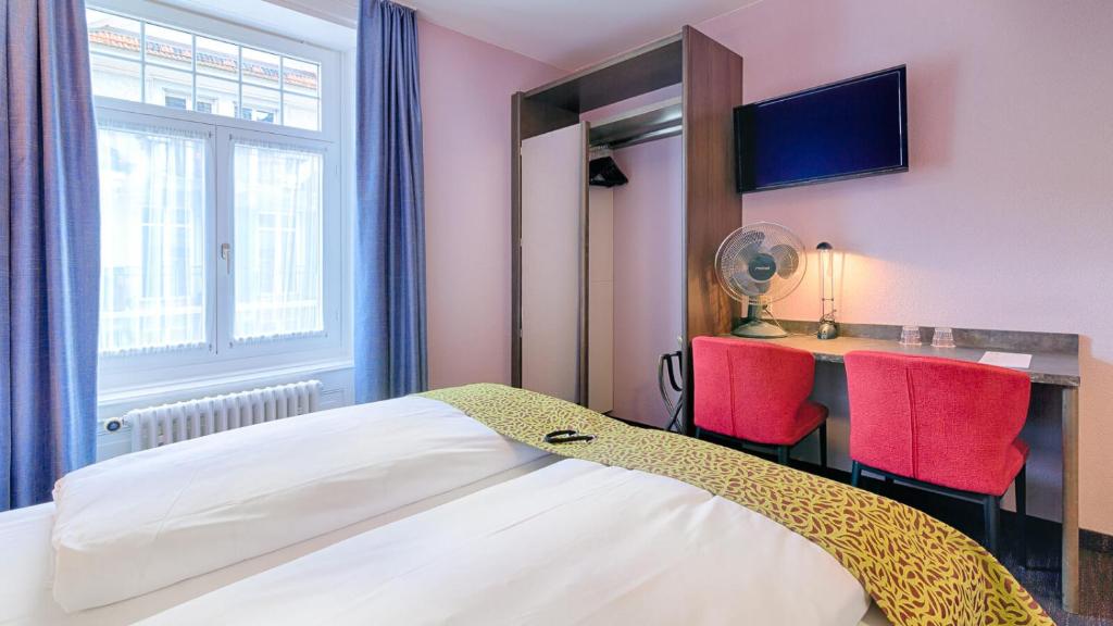 Postel nebo postele na pokoji v ubytování Hotel Drei Könige Luzern