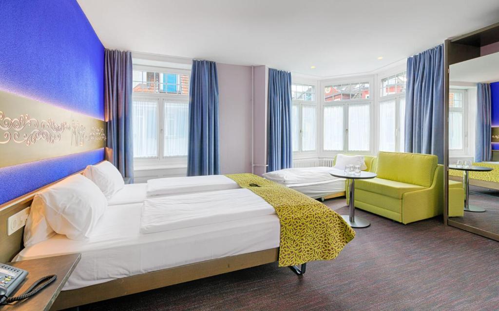 Postel nebo postele na pokoji v ubytování Hotel Drei Könige Luzern