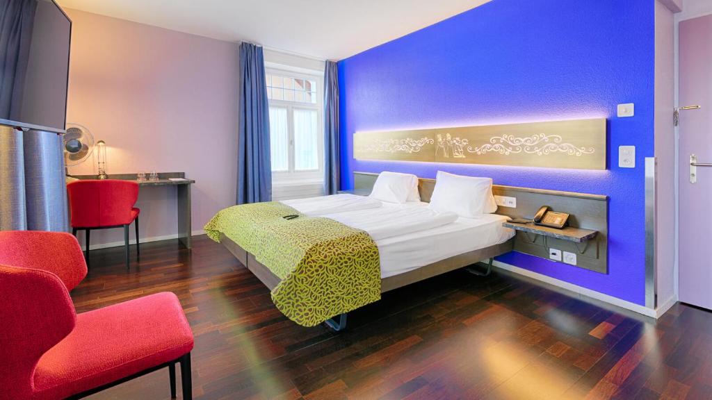Postel nebo postele na pokoji v ubytování Hotel Drei Könige Luzern