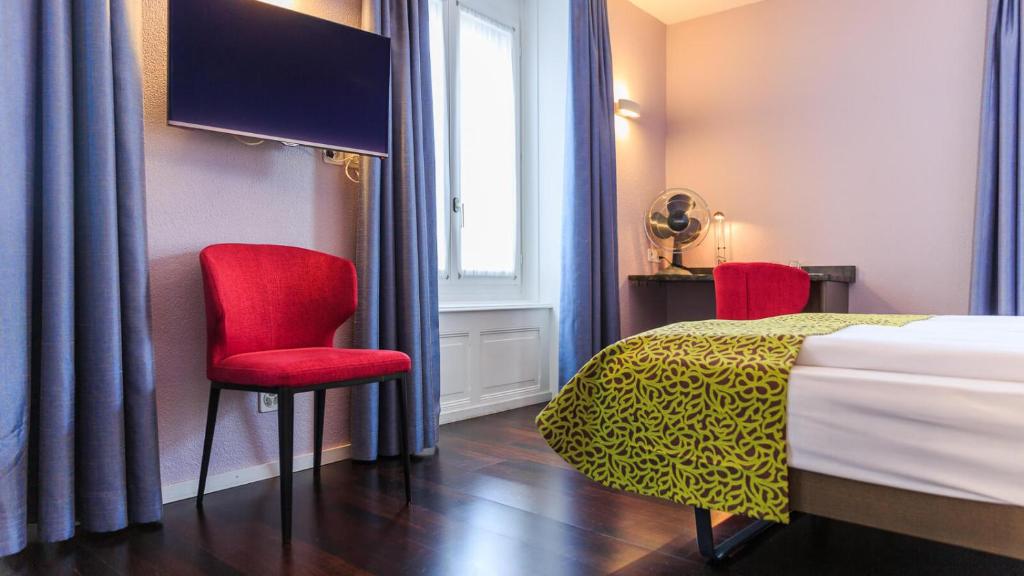 Postel nebo postele na pokoji v ubytování Hotel Drei Könige Luzern