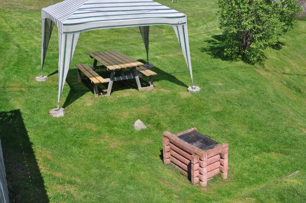 an overhead view of a picnic table and a tent at Le Boisé du Lac in Mont-Tremblant