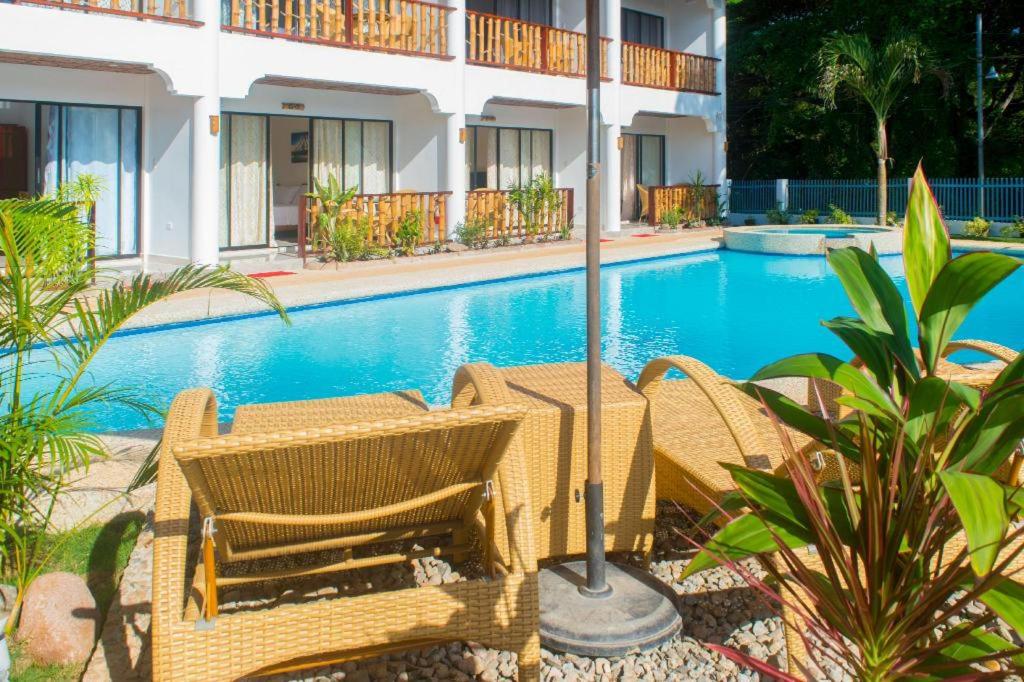 The swimming pool at or close to Alona Vida Beach Hill Resort