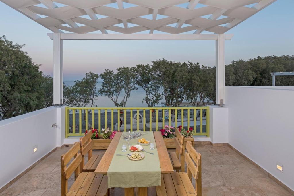 Balkón nebo terasa v ubytování Parathinalos Beach House