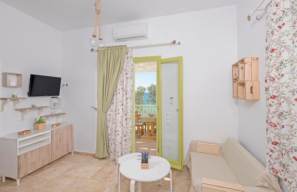 TV a/nebo společenská místnost v ubytování Parathinalos Beach House