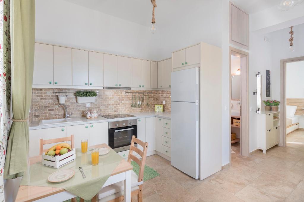 Kuchyň nebo kuchyňský kout v ubytování Parathinalos Beach House
