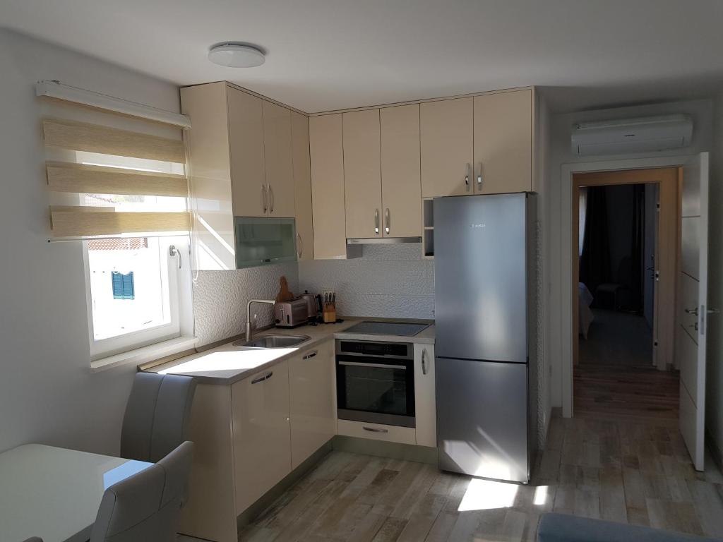 Kuchyň nebo kuchyňský kout v ubytování Apartmani MARELLA