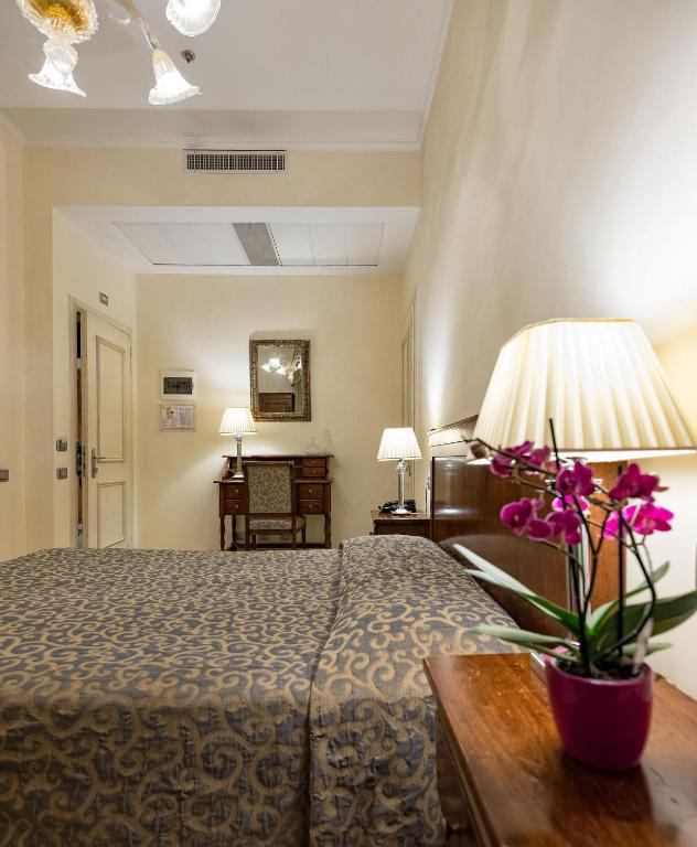 Postel nebo postele na pokoji v ubytování Hotel Dell'Opera