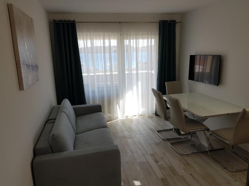 TV a/nebo společenská místnost v ubytování Apartmani MARELLA