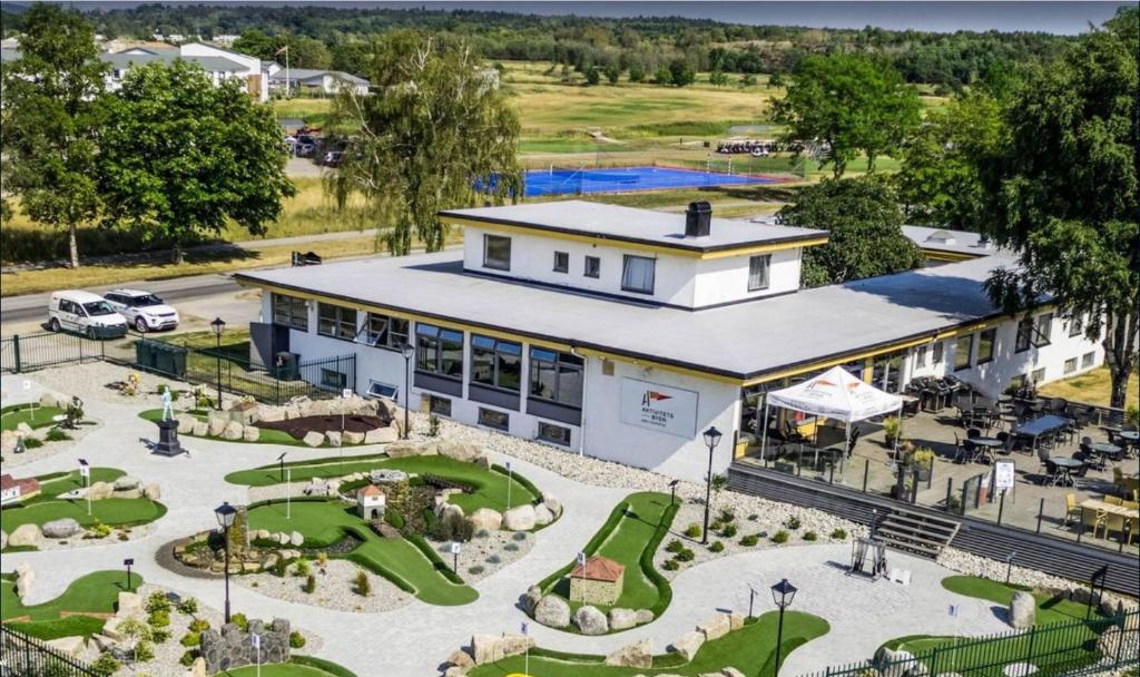 - une vue aérienne sur un bâtiment avec de nombreux parcours de golf dans l'établissement Aktivitetsbyen Gamle Fredrikstad, à Fredrikstad