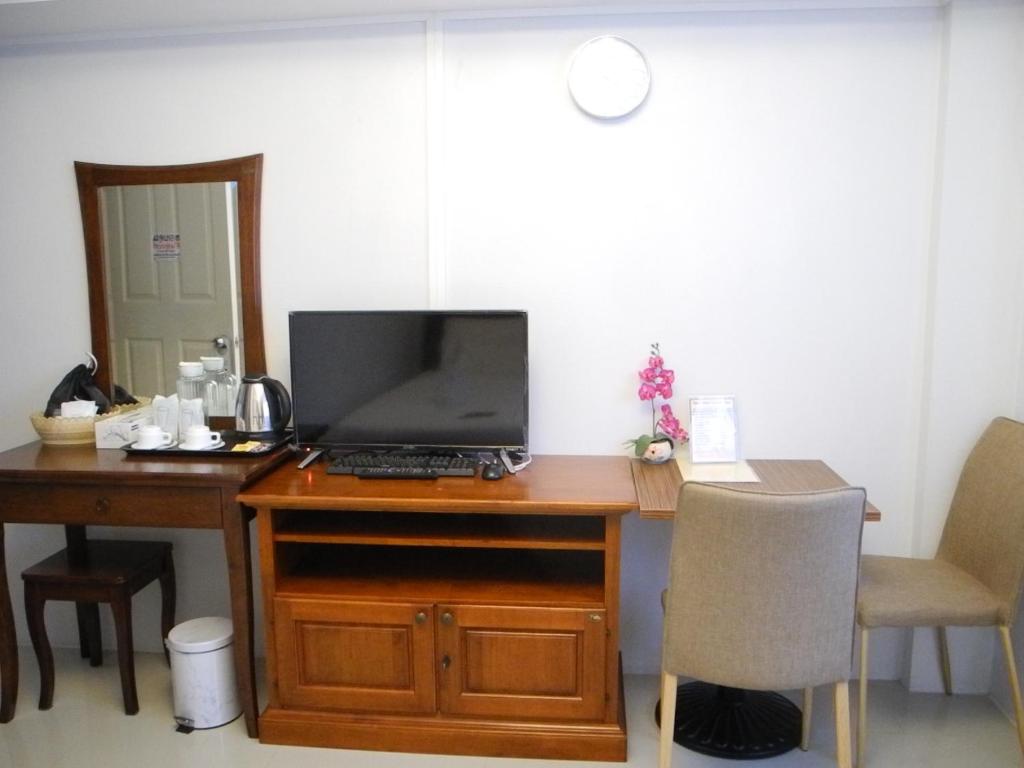 TV a/nebo společenská místnost v ubytování Bann Tawan Hostel Chiang Rai