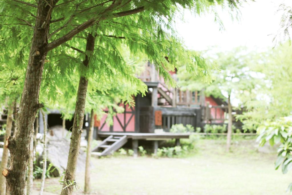 a picnic table in front of a house with trees at Fanlin House in Jialin