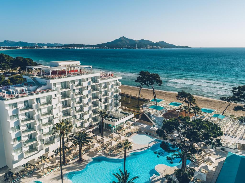 uma vista aérea do hotel e da praia em Iberostar Alcudia Park em Playa de Muro