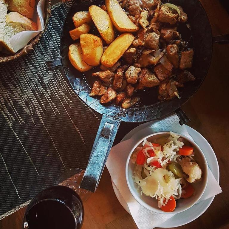 Jídlo v hotelu nebo okolí
