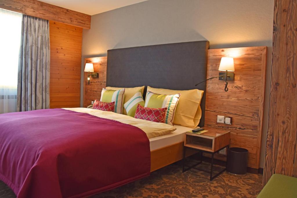 Postel nebo postele na pokoji v ubytování Eiger Mürren Swiss Quality Hotel