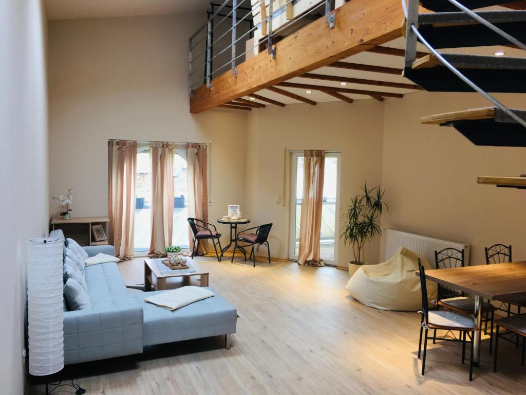 ein Wohnzimmer mit einem Sofa und einem Tisch in der Unterkunft Ferienwohnung am Nürburgring/Wintersport Arft in Acht