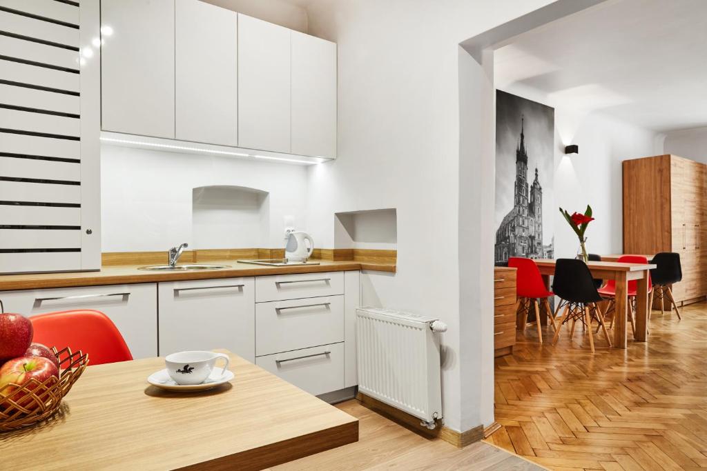 Kuchyňa alebo kuchynka v ubytovaní Krakow For You Budget Apartments