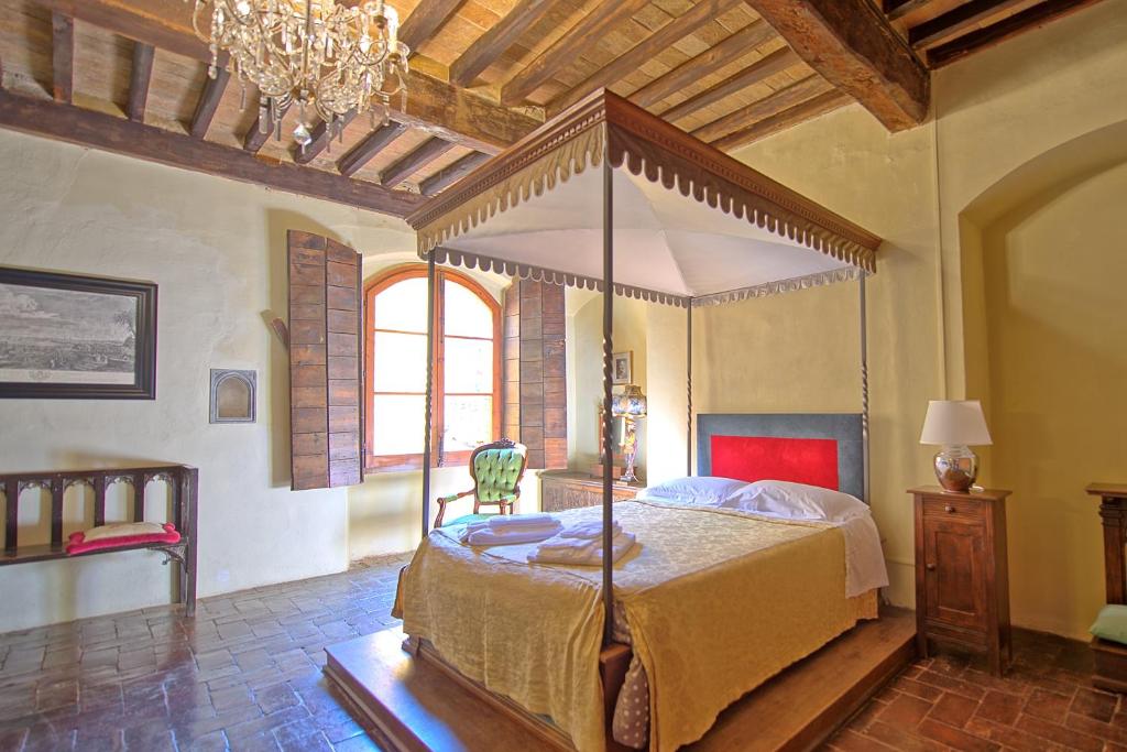 Posteľ alebo postele v izbe v ubytovaní Castello di Montegufoni by PosarelliVillas