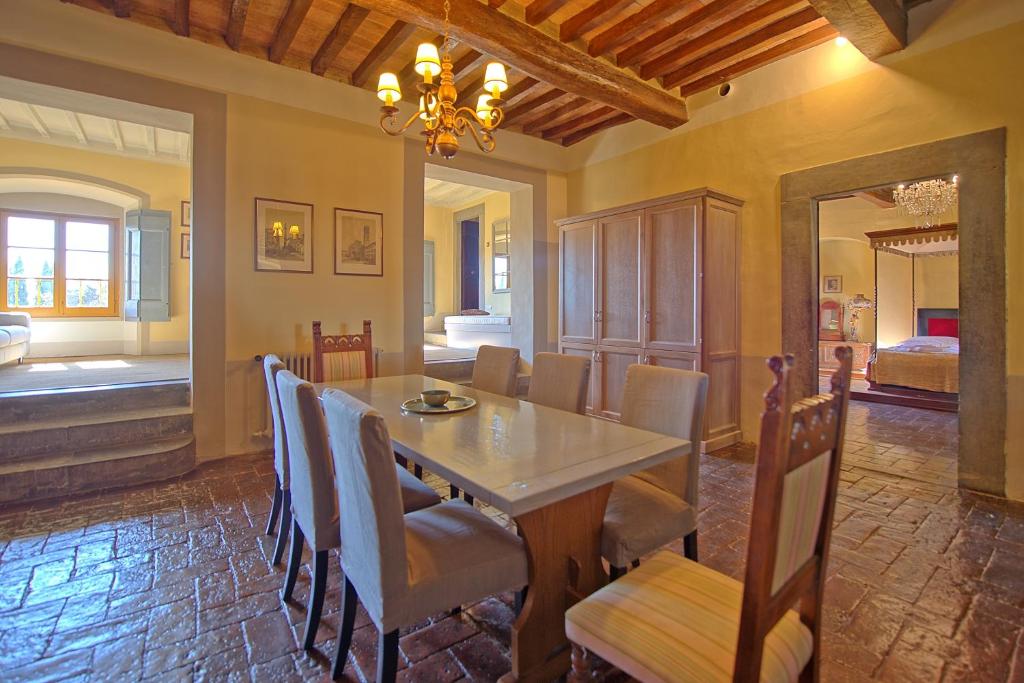 Posteľ alebo postele v izbe v ubytovaní Castello di Montegufoni by PosarelliVillas