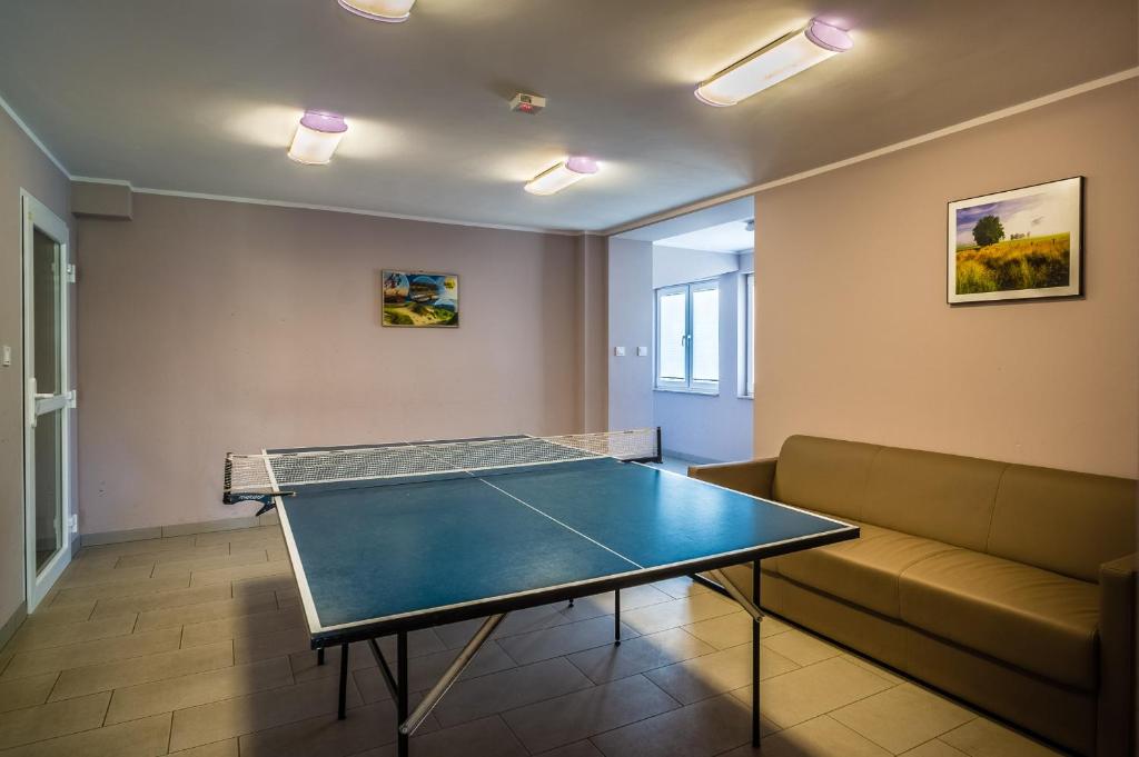 Stolní tenis v ubytování Hotel *** NAT Krynica Morska nebo okolí