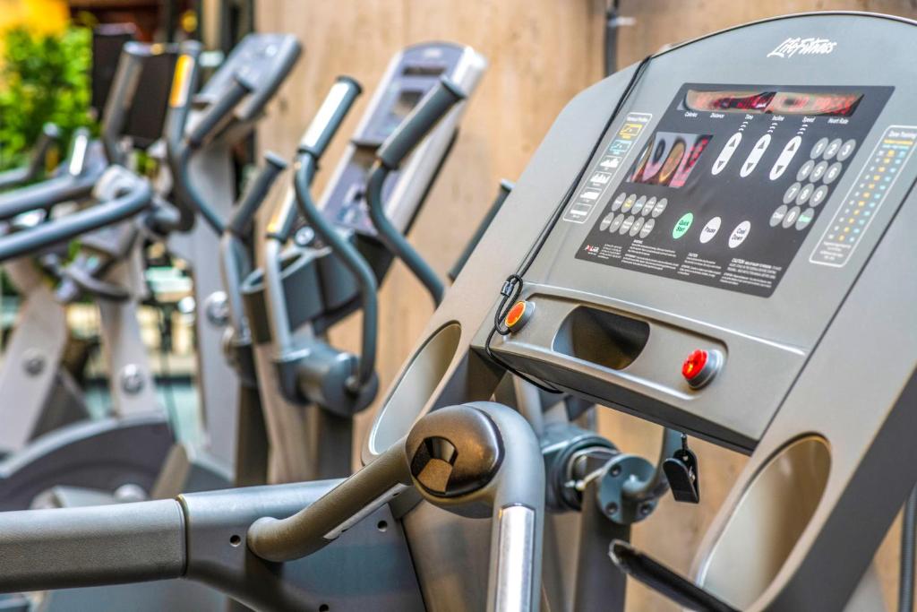 Fitness centrum a/nebo fitness zařízení v ubytování Budapest Airport Hotel Stáció Wellness & Konferencia