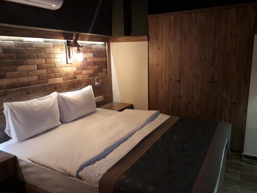 Postel nebo postele na pokoji v ubytování THE SARIGERME INN