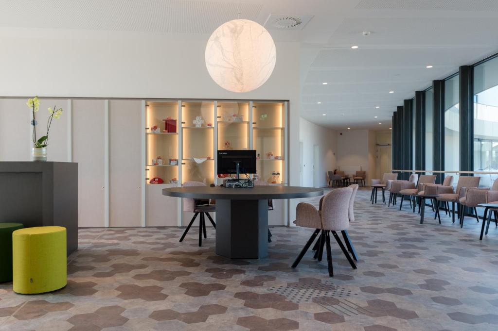 a meeting room with a table and chairs in a building at Domein Polderwind in Zuienkerke