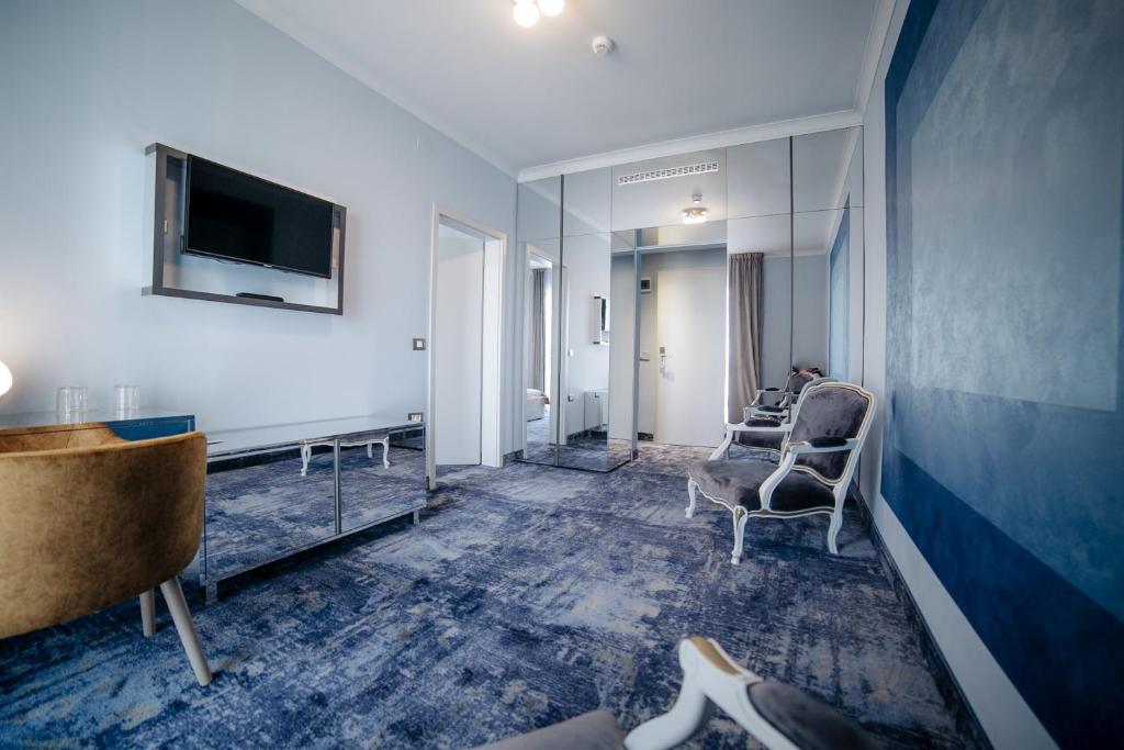 TV a/nebo společenská místnost v ubytování Royal Class Hotel