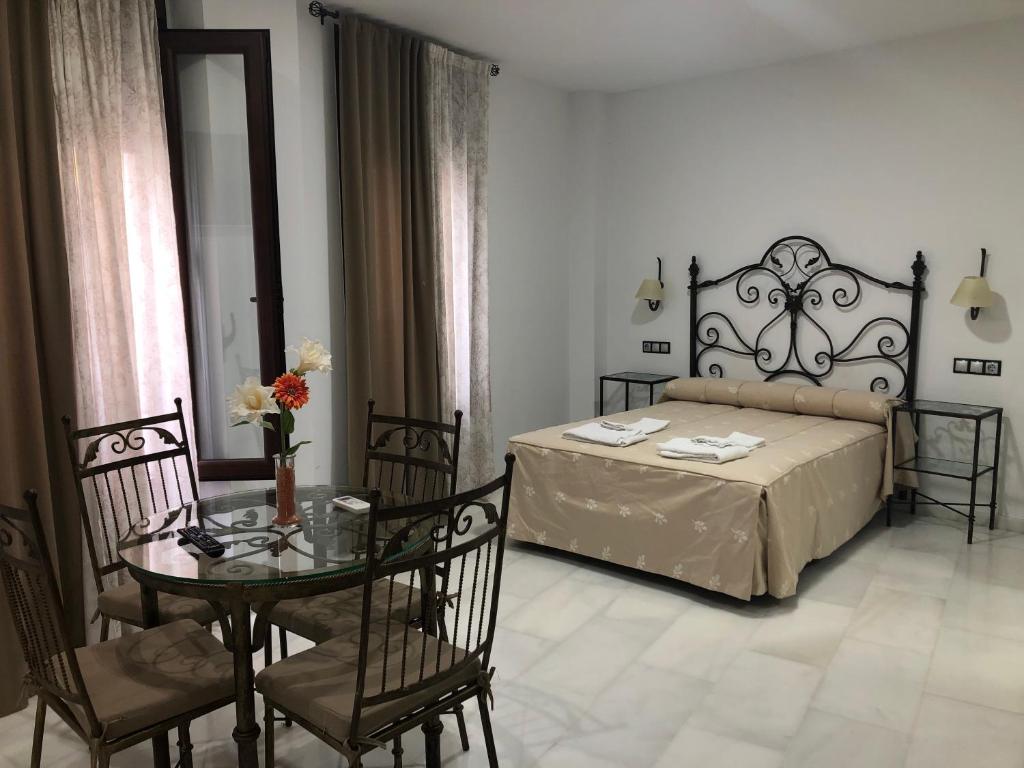 Postel nebo postele na pokoji v ubytování Hostal Almanzor