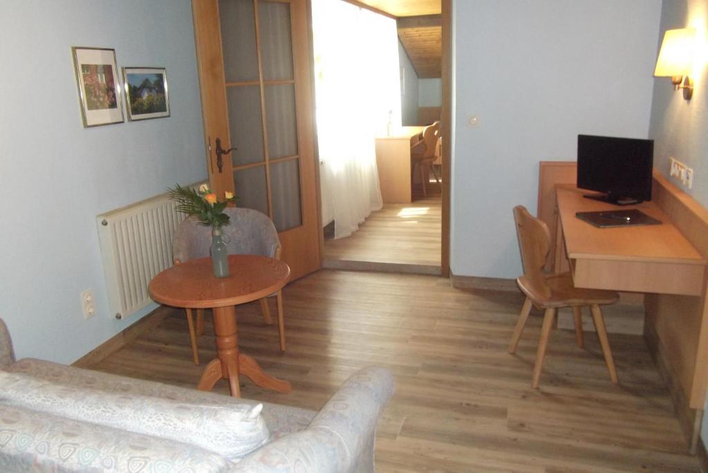 TV a/nebo společenská místnost v ubytování Hotel-Gasthof Krone-Lax