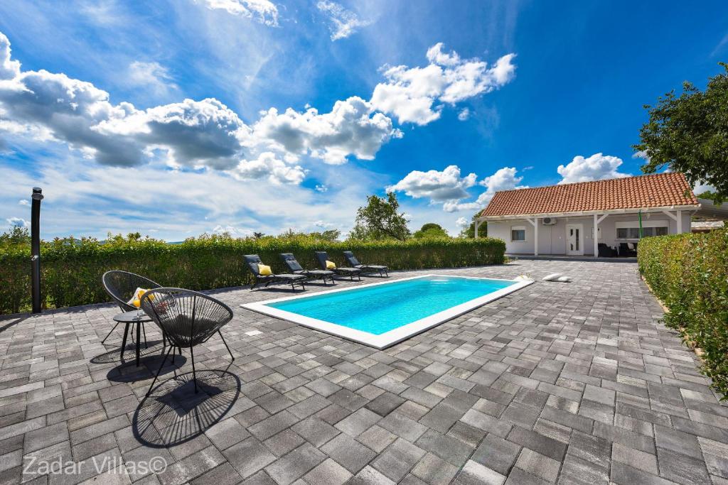 Bazén v ubytování Villa Andu ZadarVillas nebo v jeho okolí