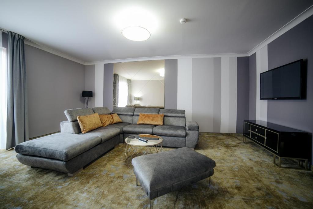 TV a/nebo společenská místnost v ubytování Royal Class Hotel
