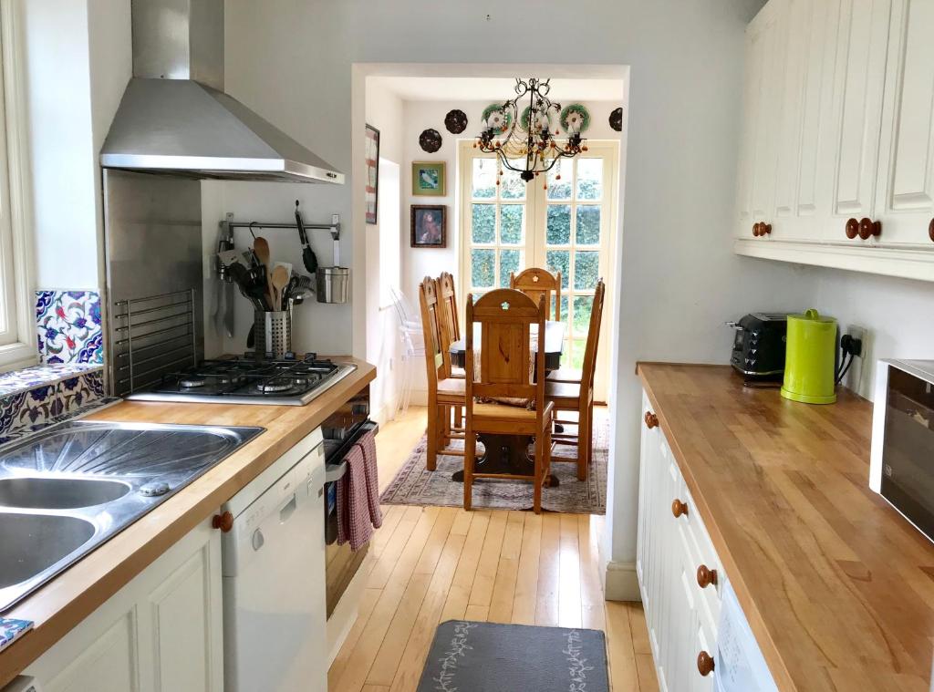een keuken met een wastafel en een fornuis top oven bij Cosy Victorian Terrace house in Jericho in Oxford