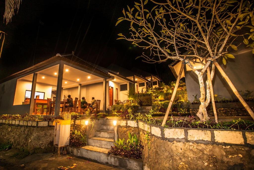 a restaurant at night with people sitting at a table at Singgahan Bungalow by ecommerceloka in Nusa Penida