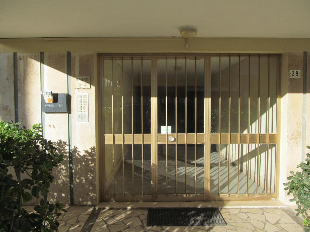 The facade or entrance of Luminoso Appartamento A 80 Metri dal Mare