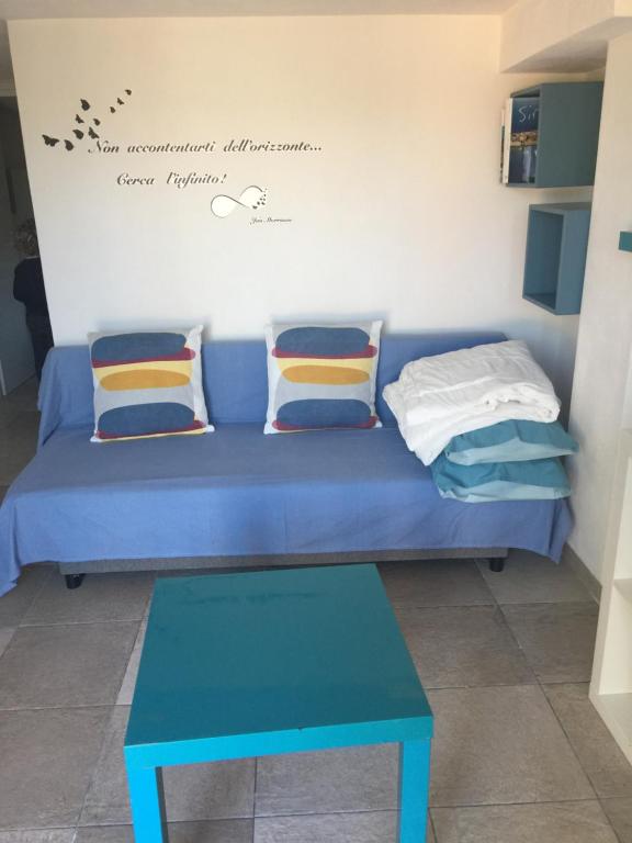 フォンターネ・ビアンケにあるCasetta in Riva al Mareの青いソファ(枕2つ、テーブル付)