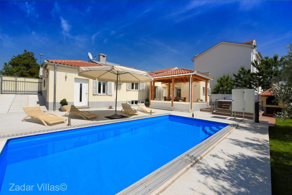 Bazén v ubytovaní Villa Origano ZadarVillas alebo v jeho blízkosti