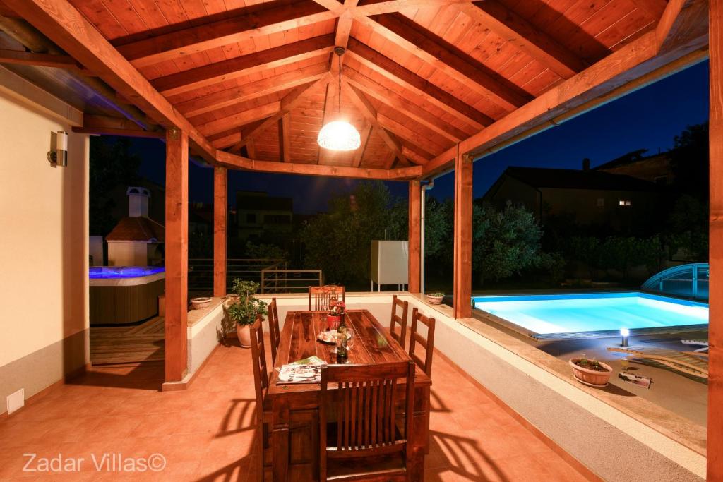 Bazén v ubytovaní Villa Origano ZadarVillas alebo v jeho blízkosti