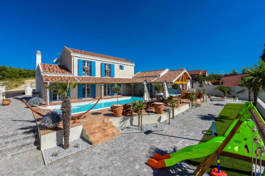 Bazén v ubytovaní Villa Mek ZadarVillas alebo v jeho blízkosti