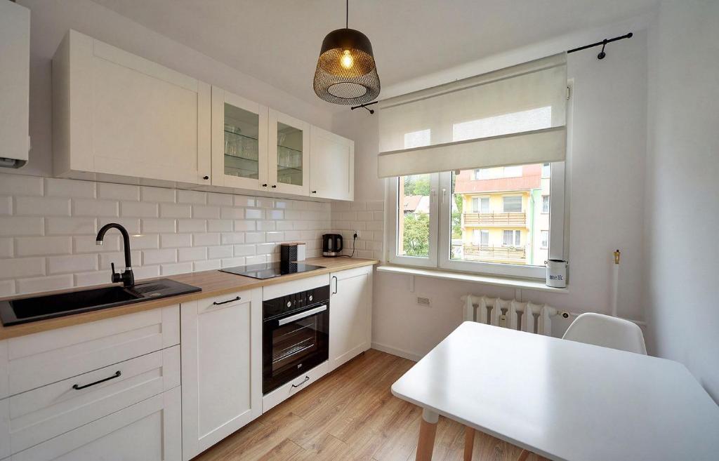 Kuchyňa alebo kuchynka v ubytovaní Apart-Invest Apartament Pastelowy