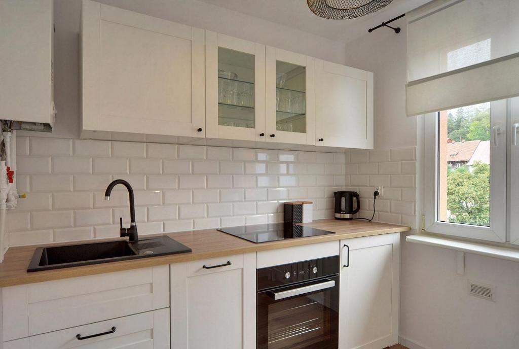 Kuchyňa alebo kuchynka v ubytovaní Apart-Invest Apartament Pastelowy