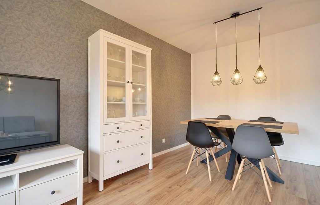 Televízia a/alebo spoločenská miestnosť v ubytovaní Apart-Invest Apartament Pastelowy