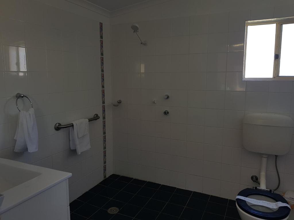 Amaroo Resort - Four-Bedroom Cottage - Disability Access 7