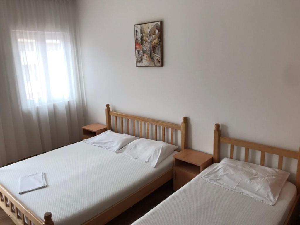 Postel nebo postele na pokoji v ubytování Apartmani Franeta Budva