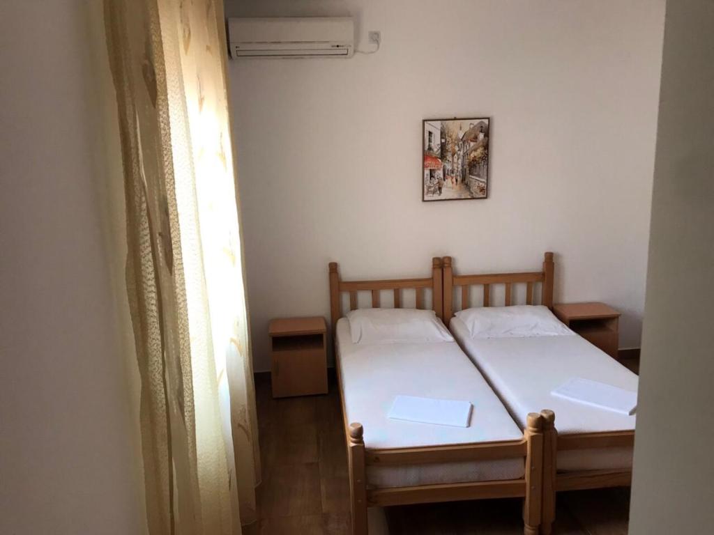 Postel nebo postele na pokoji v ubytování Apartmani Franeta Budva