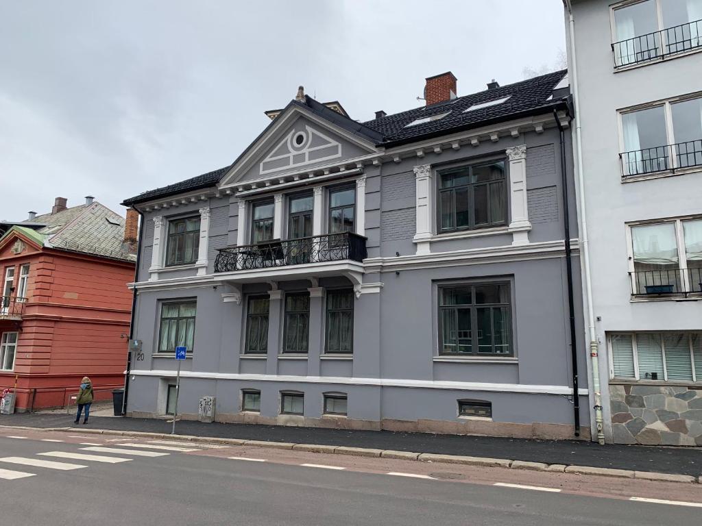 um edifício branco ao lado de uma rua em The Apartments Company - Bislett em Oslo