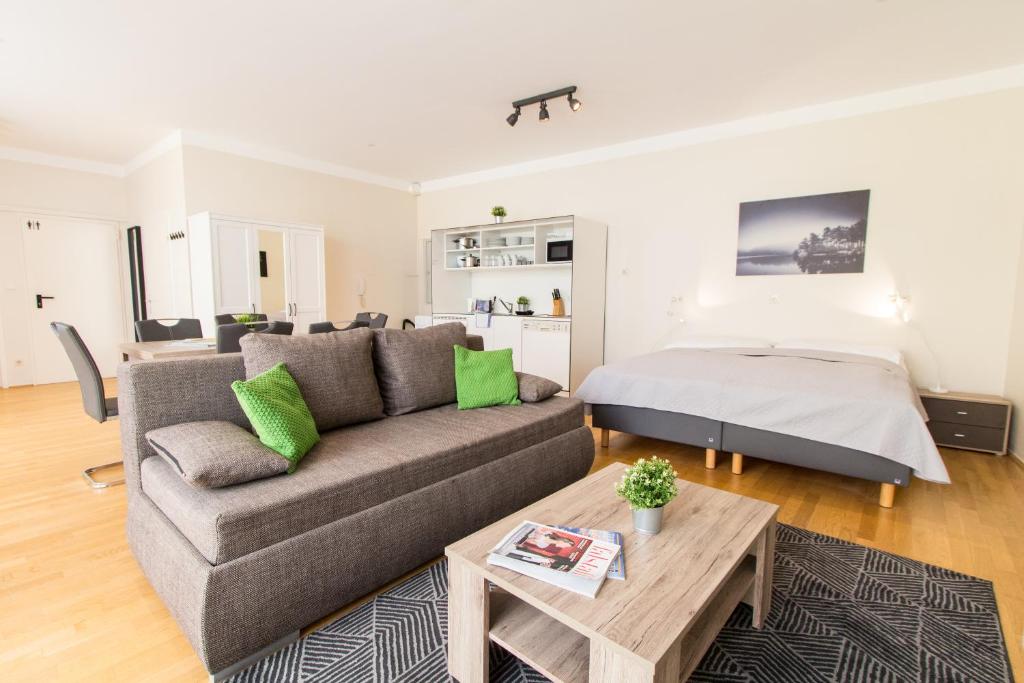 un soggiorno con divano e letto di Apartment Kaiserstraße a Vienna